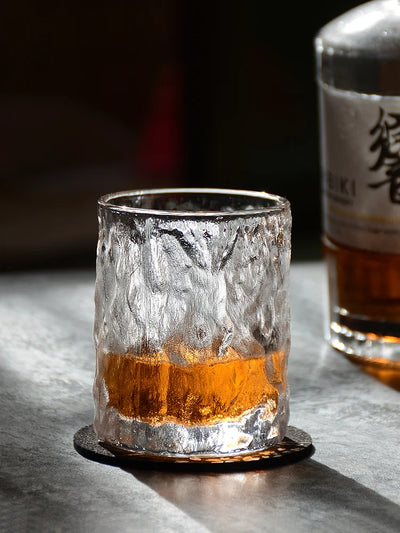 Verre à whisky japonais Première Neige texture glacier avec bouteille Hibiki en arrière-plan