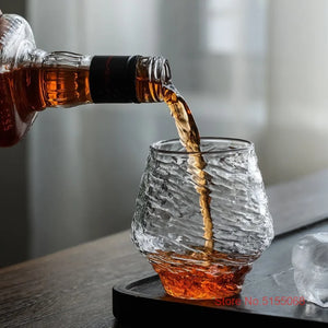 Détail du givrage blanc et des sillons obliques sur le verre Flocon