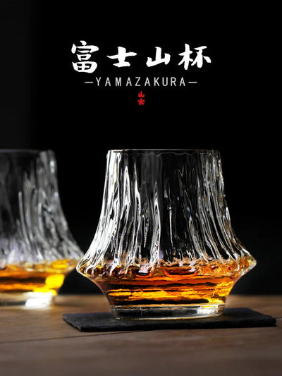 Deux verres à whisky japonais Flamme du Fuji Yamazakura avec stries volcaniques et whisky